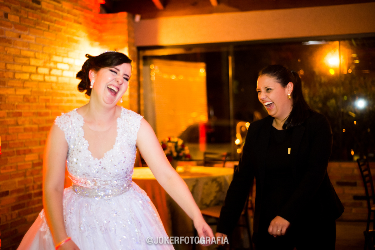 cerimonialista nai mansano se diverte com a noiva