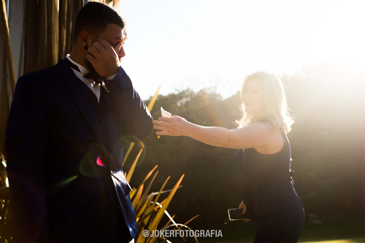 noivo emocionado fotografia lifestyle no casamento