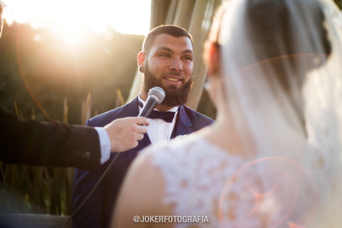 noivo emocionado nos votos de casamento