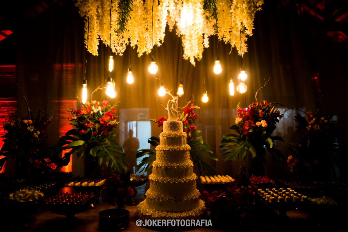 decoração de casamento em curitiba por ic party designer ivan carlos mesa de doces e lâmpadas de filamento retro