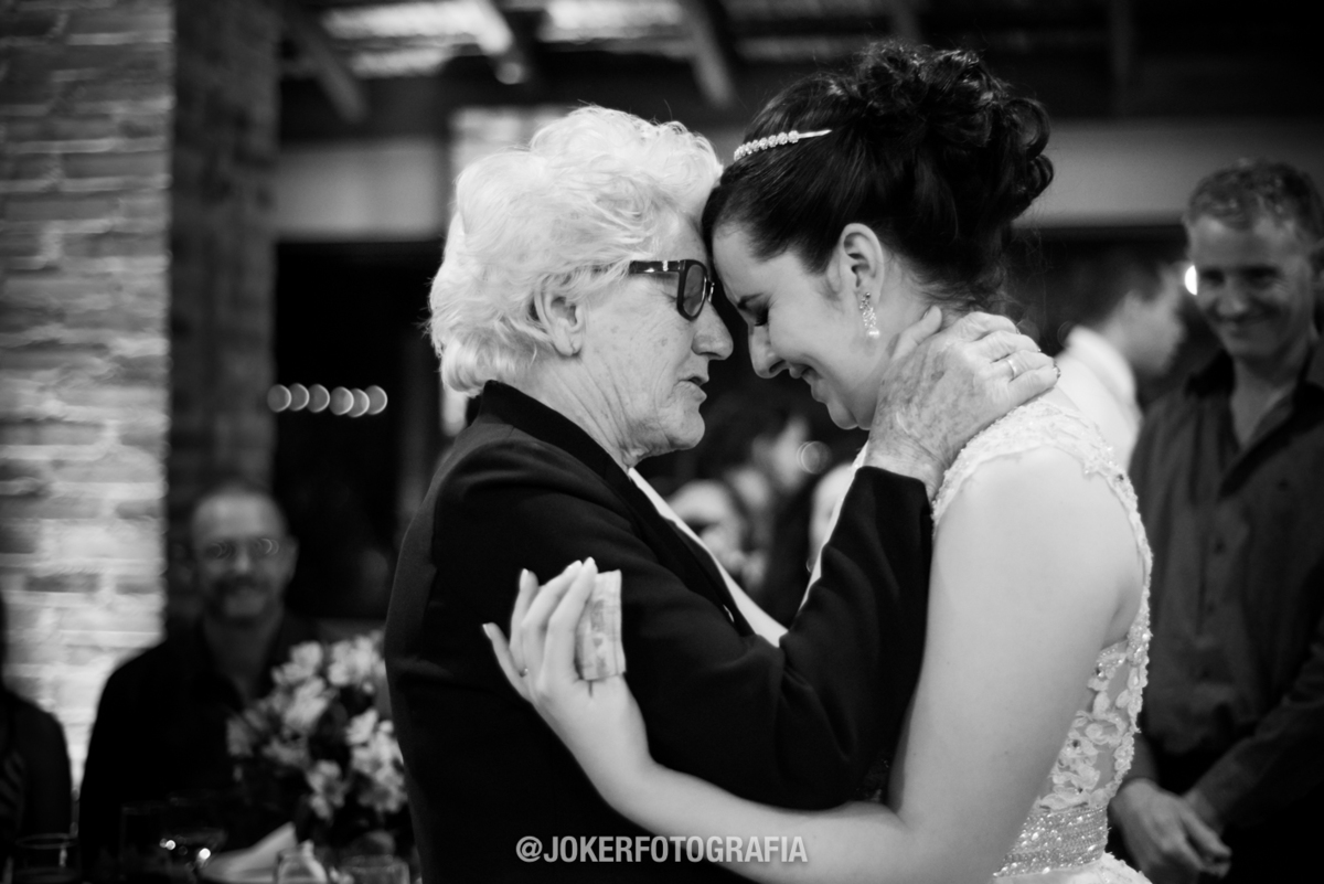 fotógrafo de casamento capta momentos emocionantes da noiva com a avó