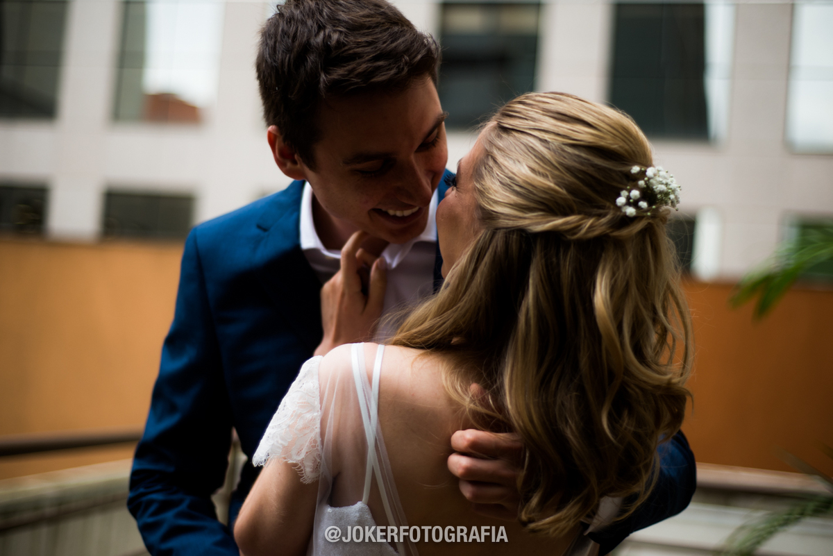 fotógrafo de curitiba faz first look no casamento no prédio dos noivos