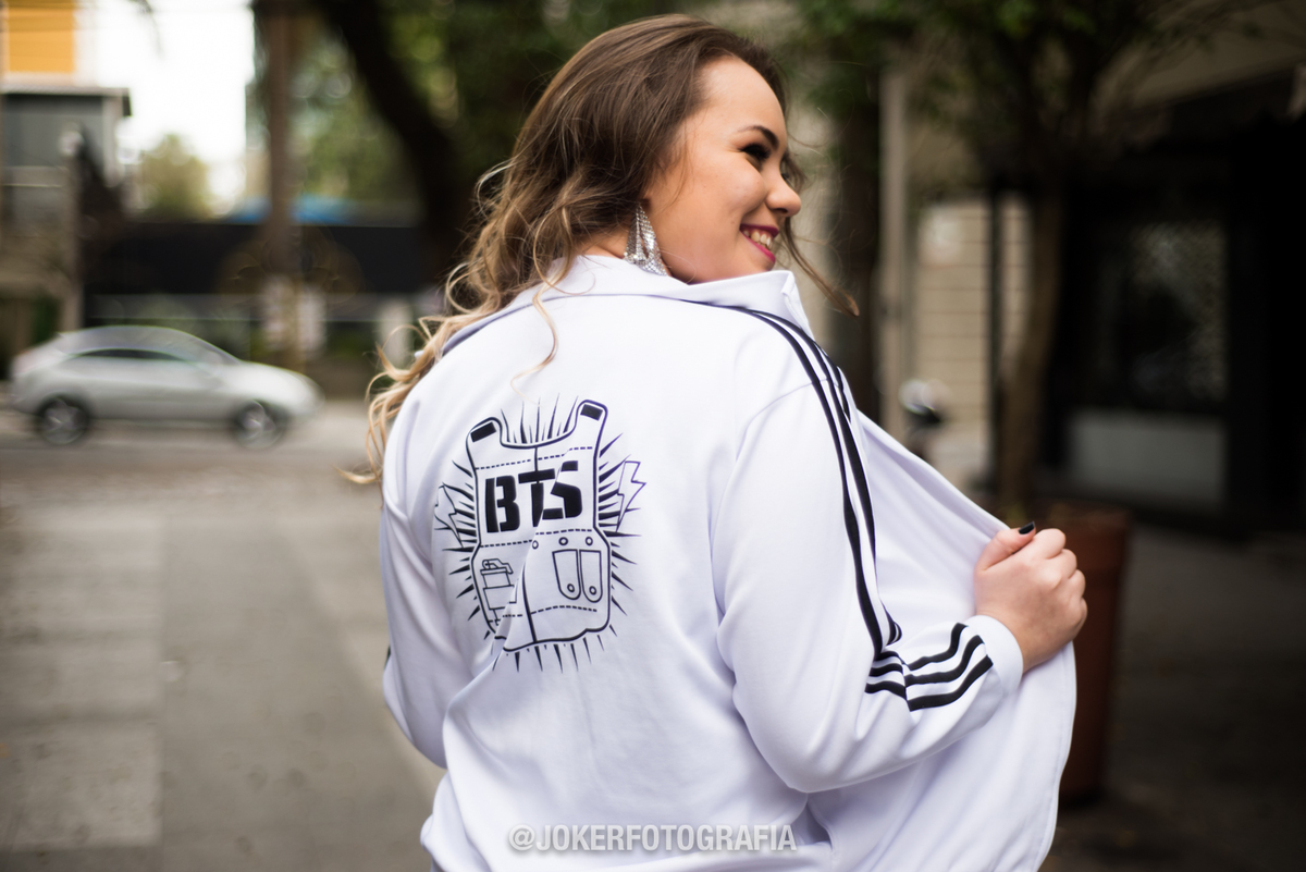 debutante com casaco do BTS 15 anos