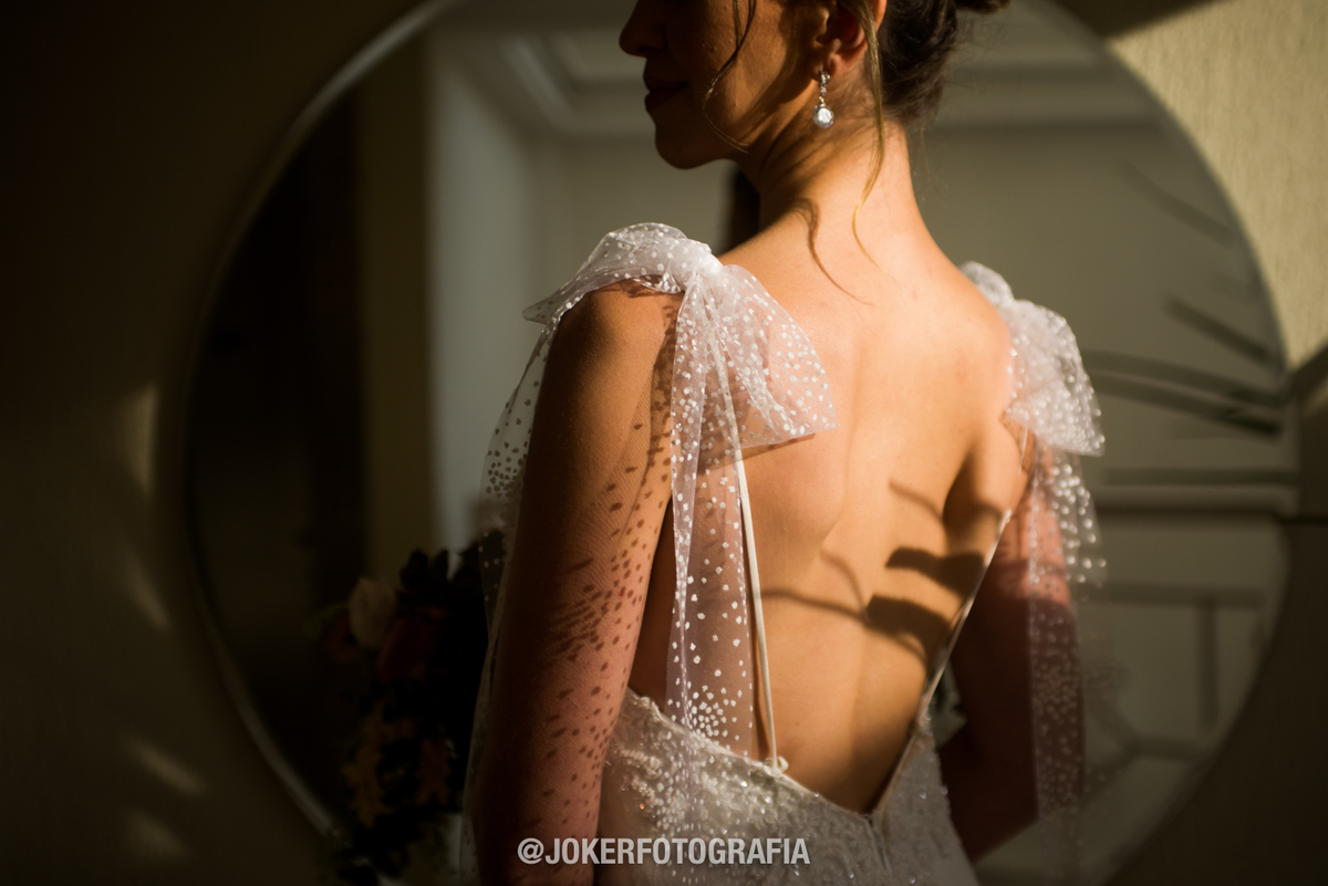 vestido de noiva com as costas abertas