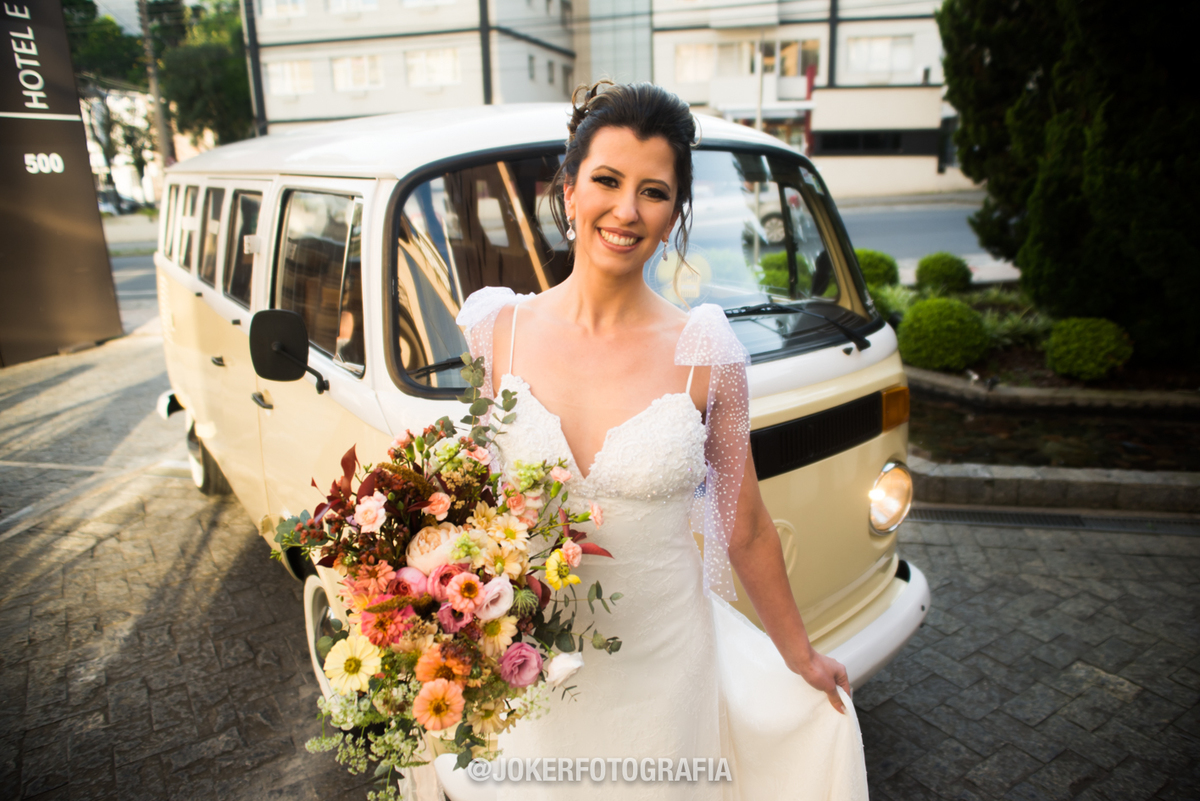 o carro da noiva e uma kombi