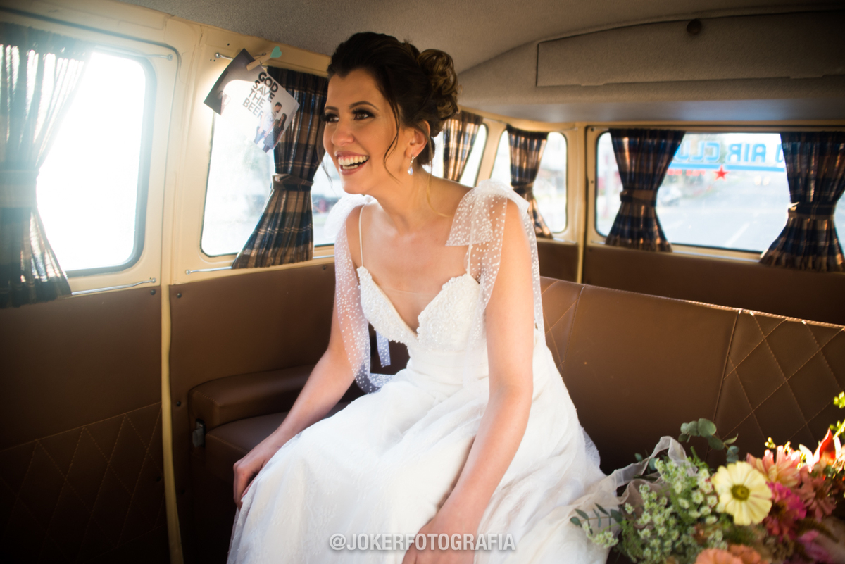 noiva alternativa entra em casamento em uma kombi super estilosa feita pelo padrinho