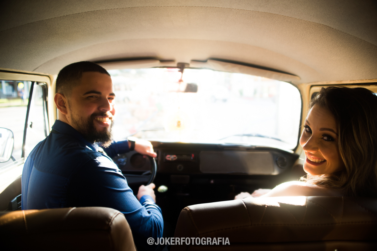 padrinho de casamento leva os noivos para a cerimonia