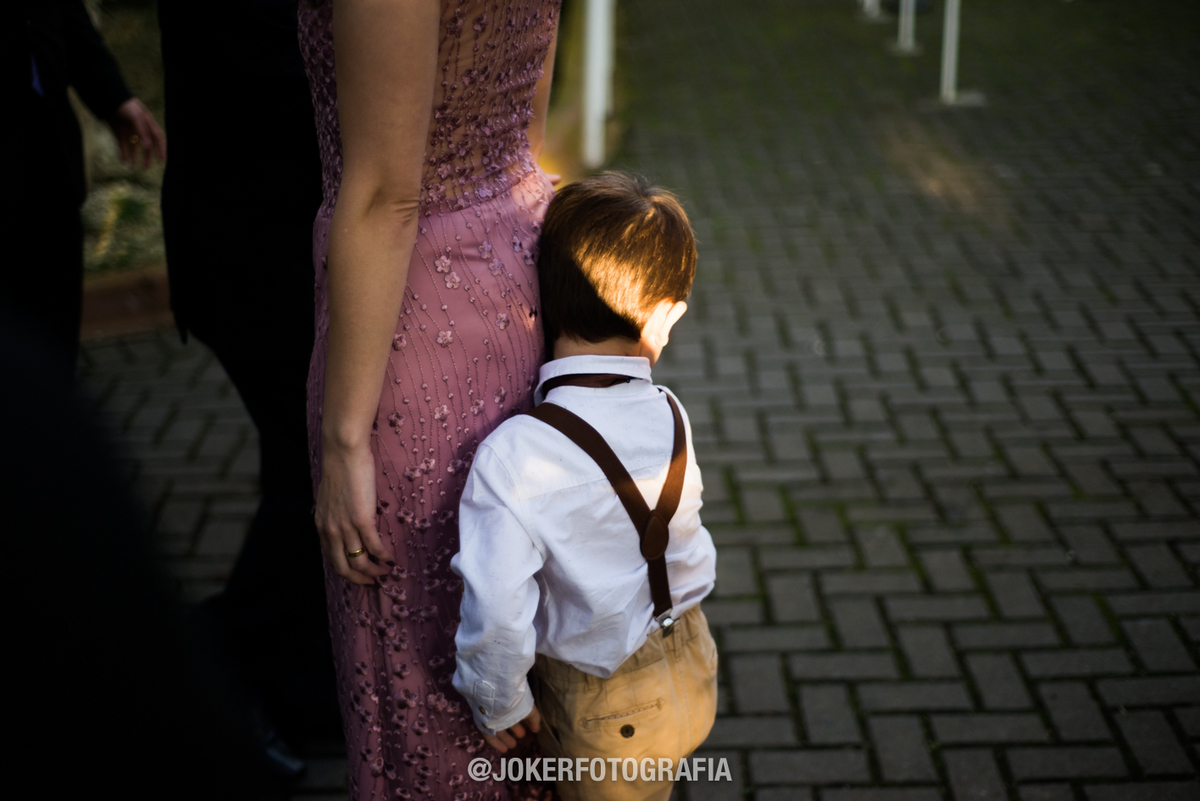 pajens no dia do casamento com vergonha durante a entrada no corredor