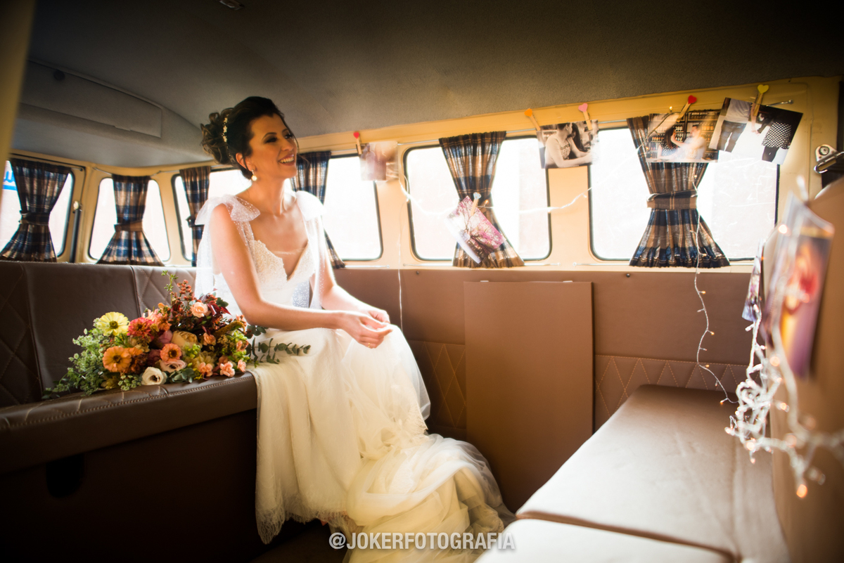 segundos antes da noiva se tornar esposa ela estava aguardando sua entrada triunfal no casamento dentro de uma kombi super estilosa que foi o carro da noiva