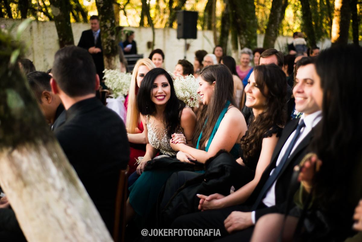 amigas da noiva durante o casamento em curitiba