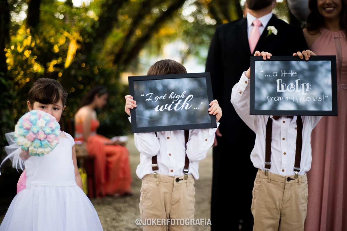 quadros para a daminha e o pajem carregar no corredor antes da entrada da noiva