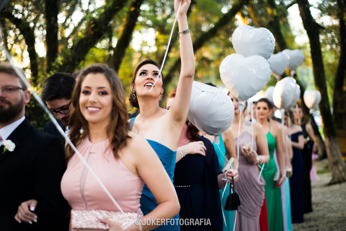 madrinhas com baloes durante a entrada dos padrinhos em casamento ao ar livre