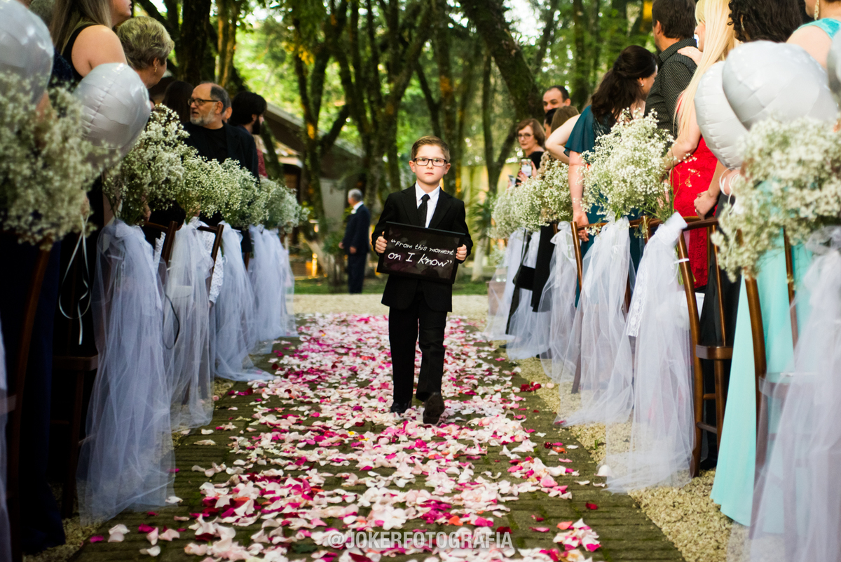 como escolher a entrada dos padrinhos e pajens no dia do casamento