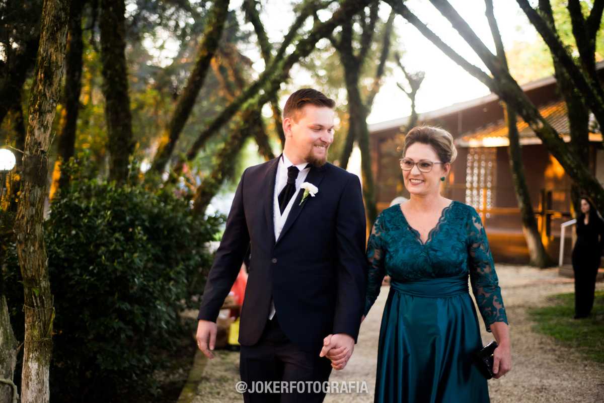 entrada do noivo em um corredor de arvores no piu jose em curitiba