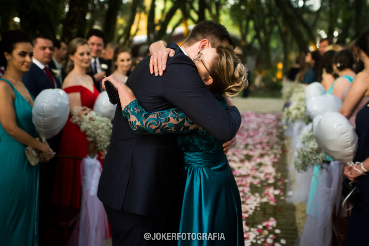 noivo abraçando a mae antes da cerimonia religiosa ao ar livre