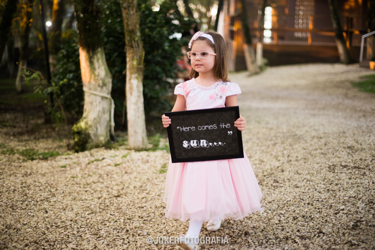 vestido de daminha para casamento e placa com frases para carregar na entrada