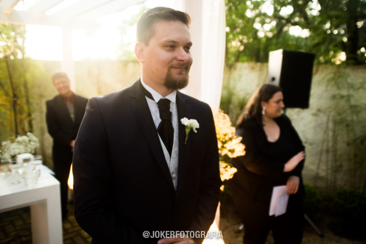 noivo aguardando a entrada da noiva durante a cerimonia de casamento em curitiba