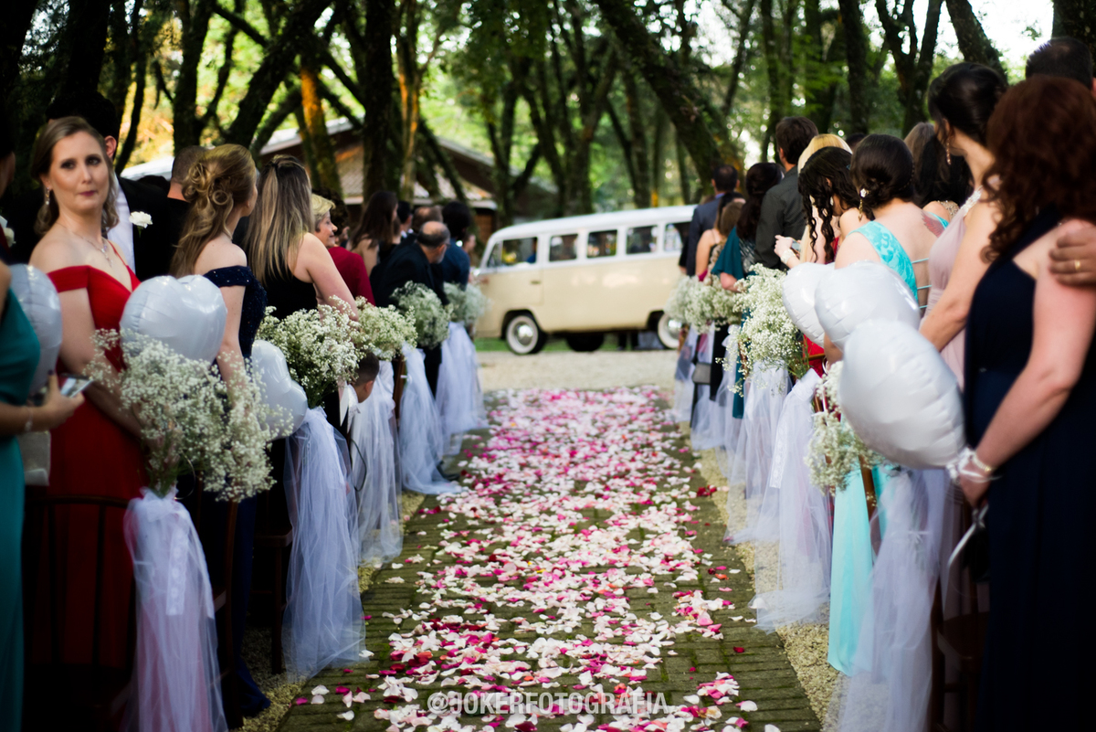 corredor com petalas de rosas para o dia do casamento é a nova tendencia dos casamentos ao ar livre