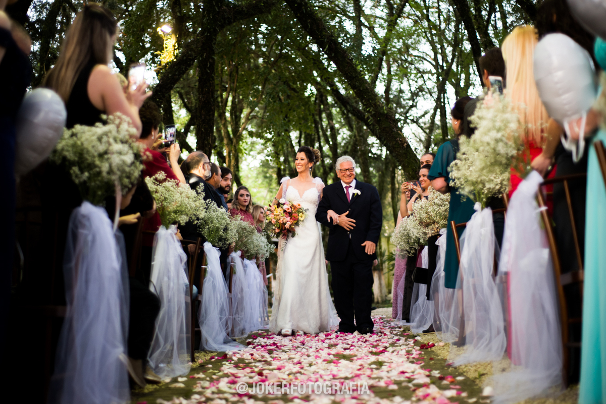 noiva faz seu casamento em um lugar dos sonhos debaixo das arvores no fim de tarde