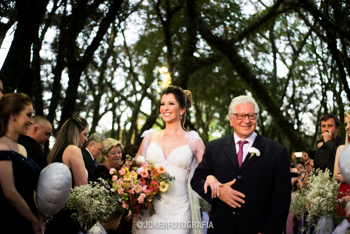 noiva entra na cerimonia com seu pai