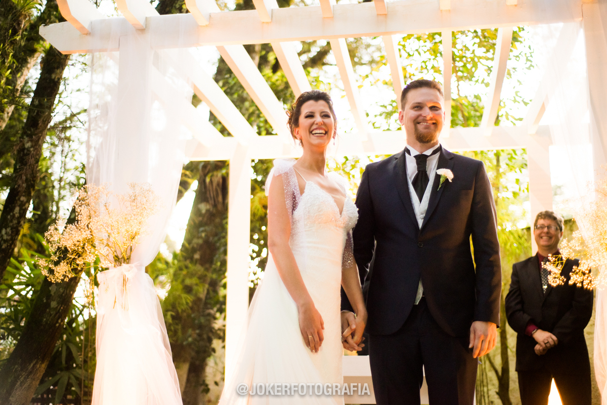 celebraçao de casamento debaixo de um gazebo