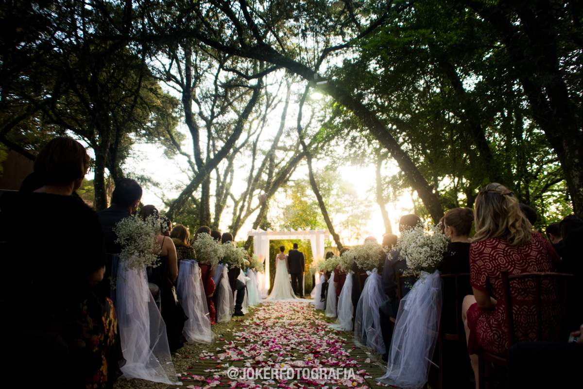 luz magica de fim de tarde durante a cerimonia de casamento