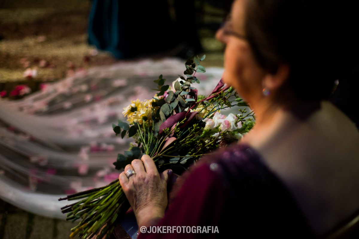 buque de noiva com flores do campo é a nova tendencia entre os mini wedding