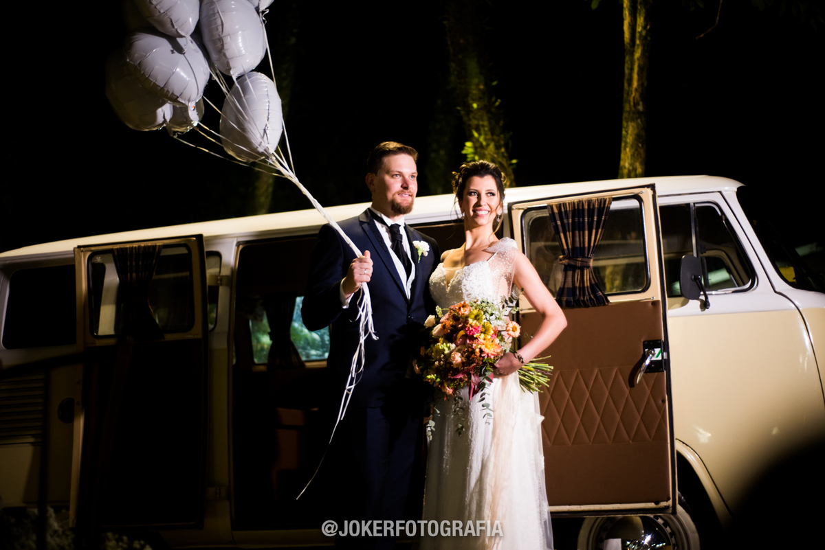 carros antigos e cheios de personalidade podem ser usados como carro da noiva no dia do casamento