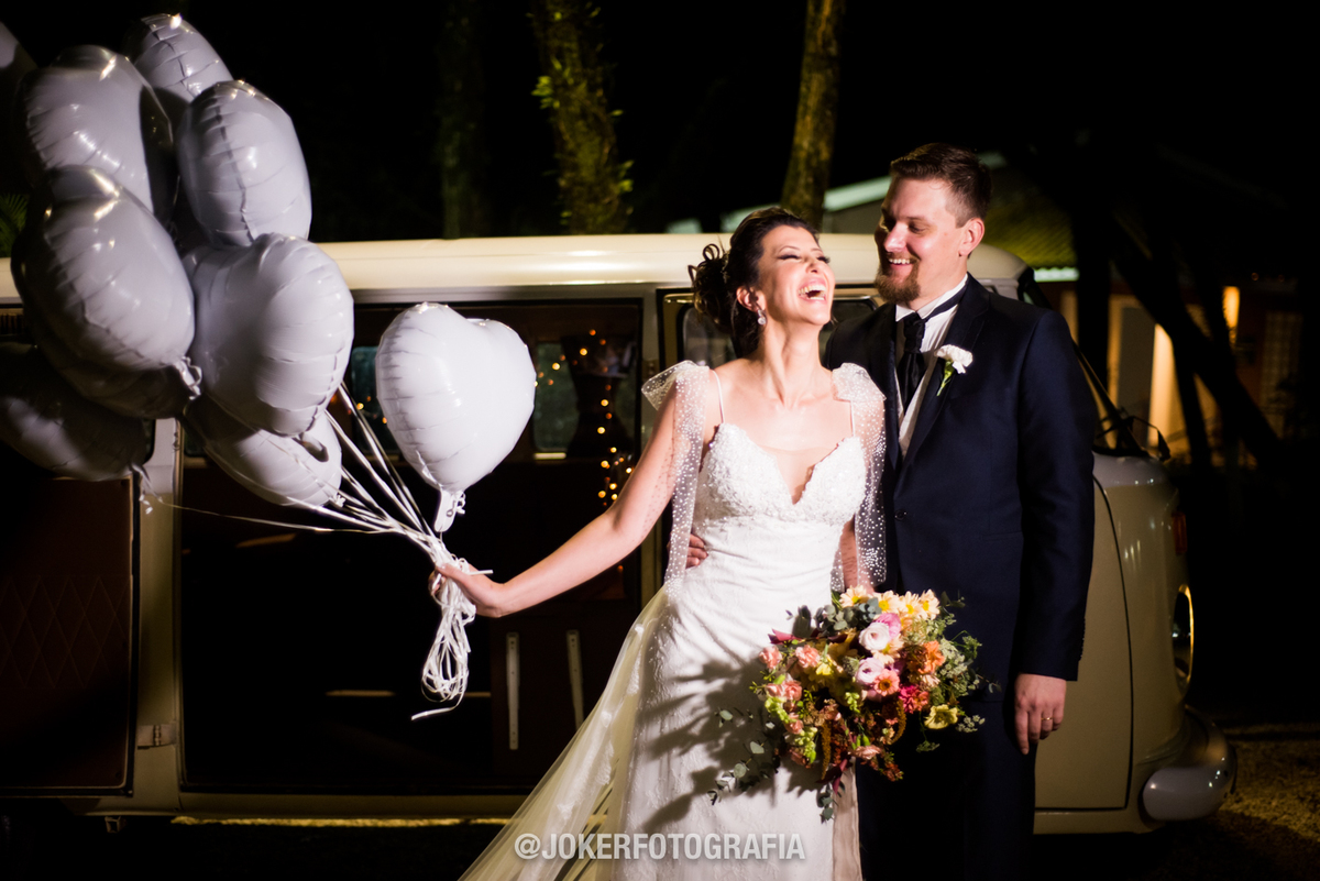 fotografia espontanea durante as fotos posadas dos noivos em curitiba