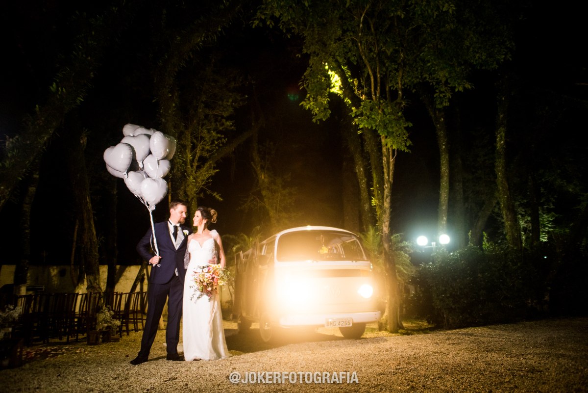 a noiva queria uma kombi e baloes para fazer uma foto com seu marido durante as fotos posadas