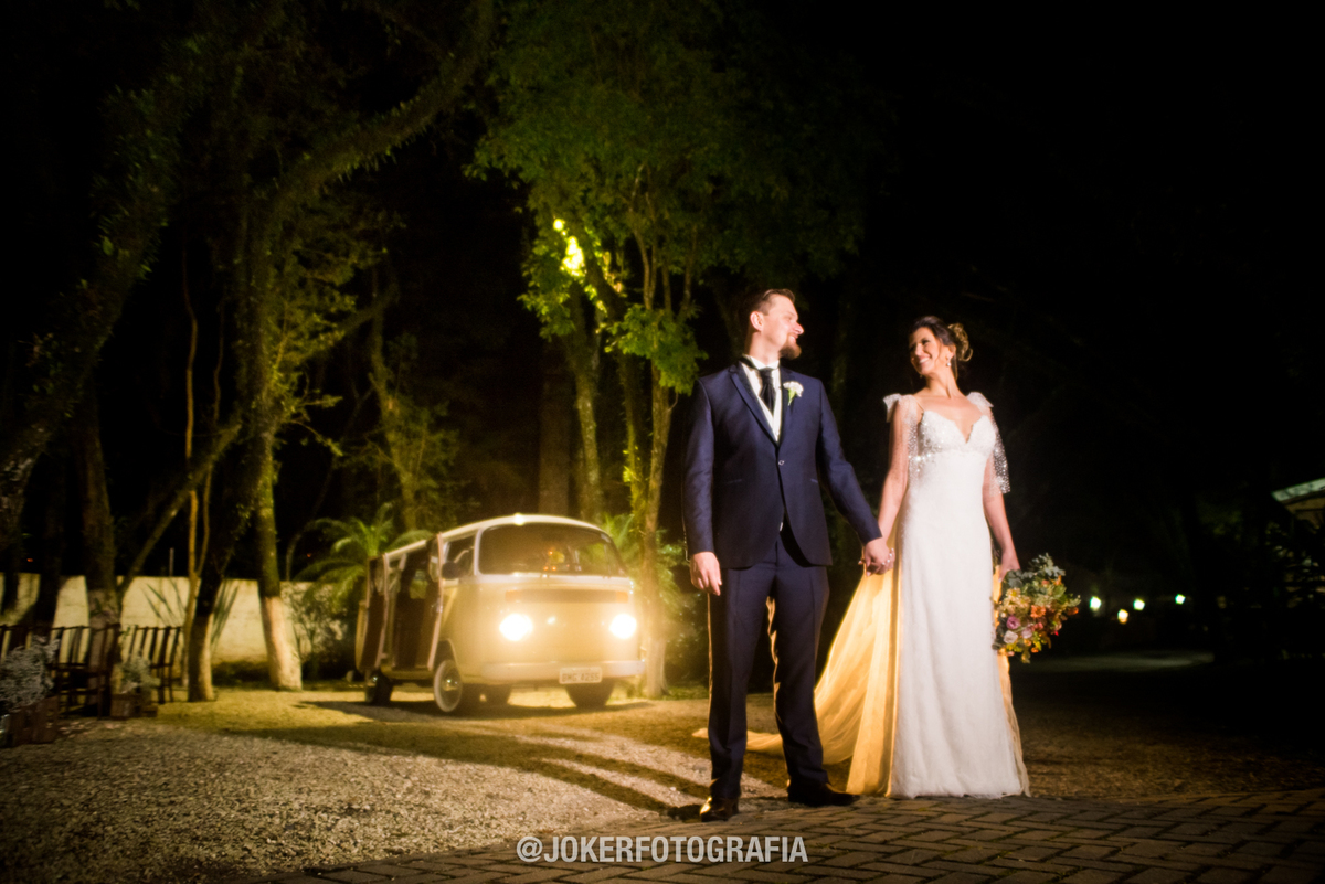 noivos cintia e rodrigo em frente ao carro da noiva em curitiba