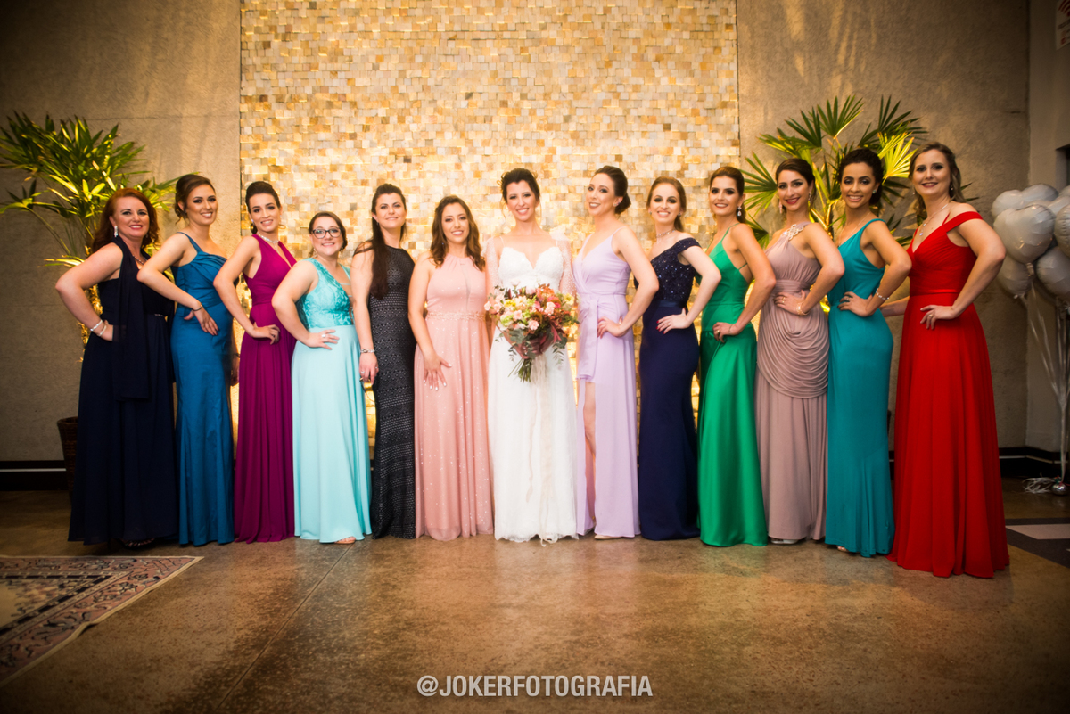 madrinhas de casamento combinam vestidos em paleta de cores para foto