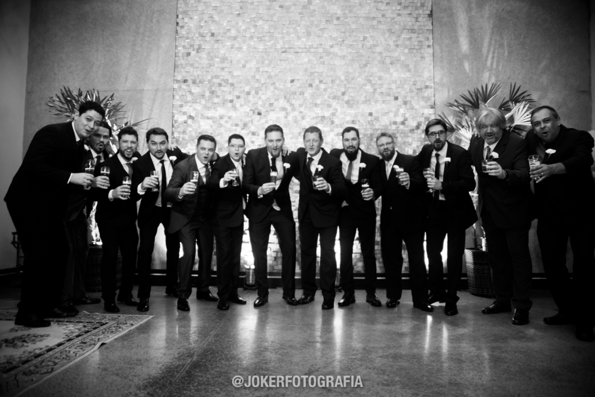 padrinhos de casamento brindam com os noivos