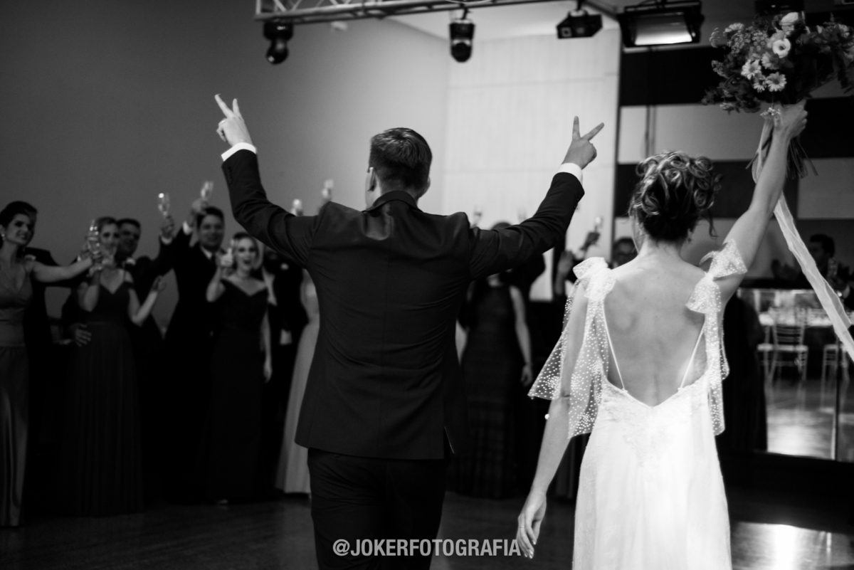 entrada dos noivos para corte do bolo