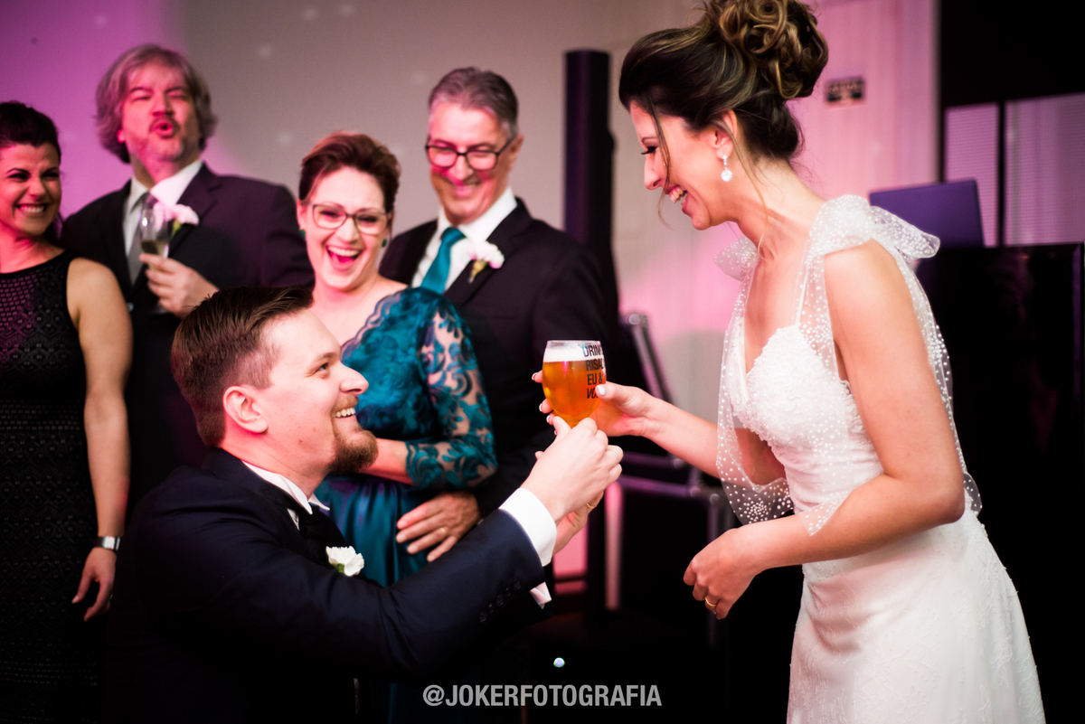 noivos brindam seu casamento com cerveja Save the Beer