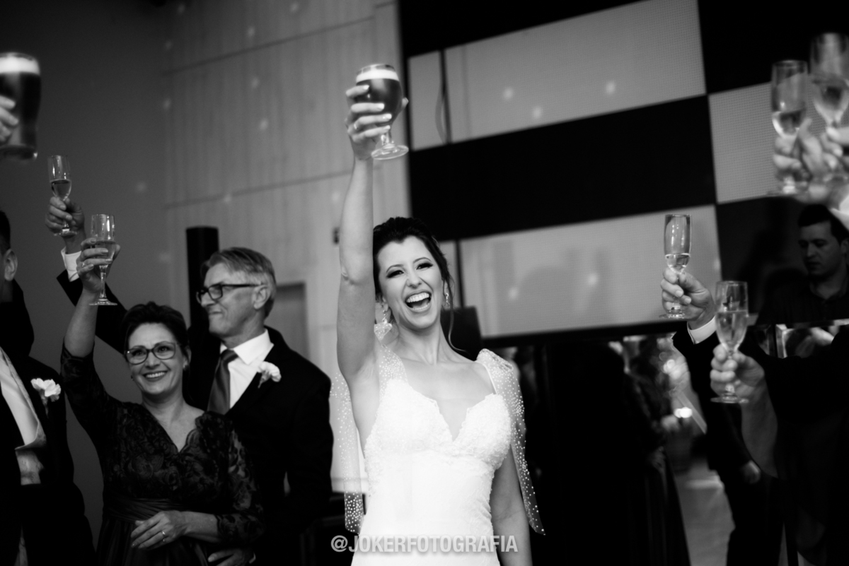 noiva sorridente durante o brinde de casamento