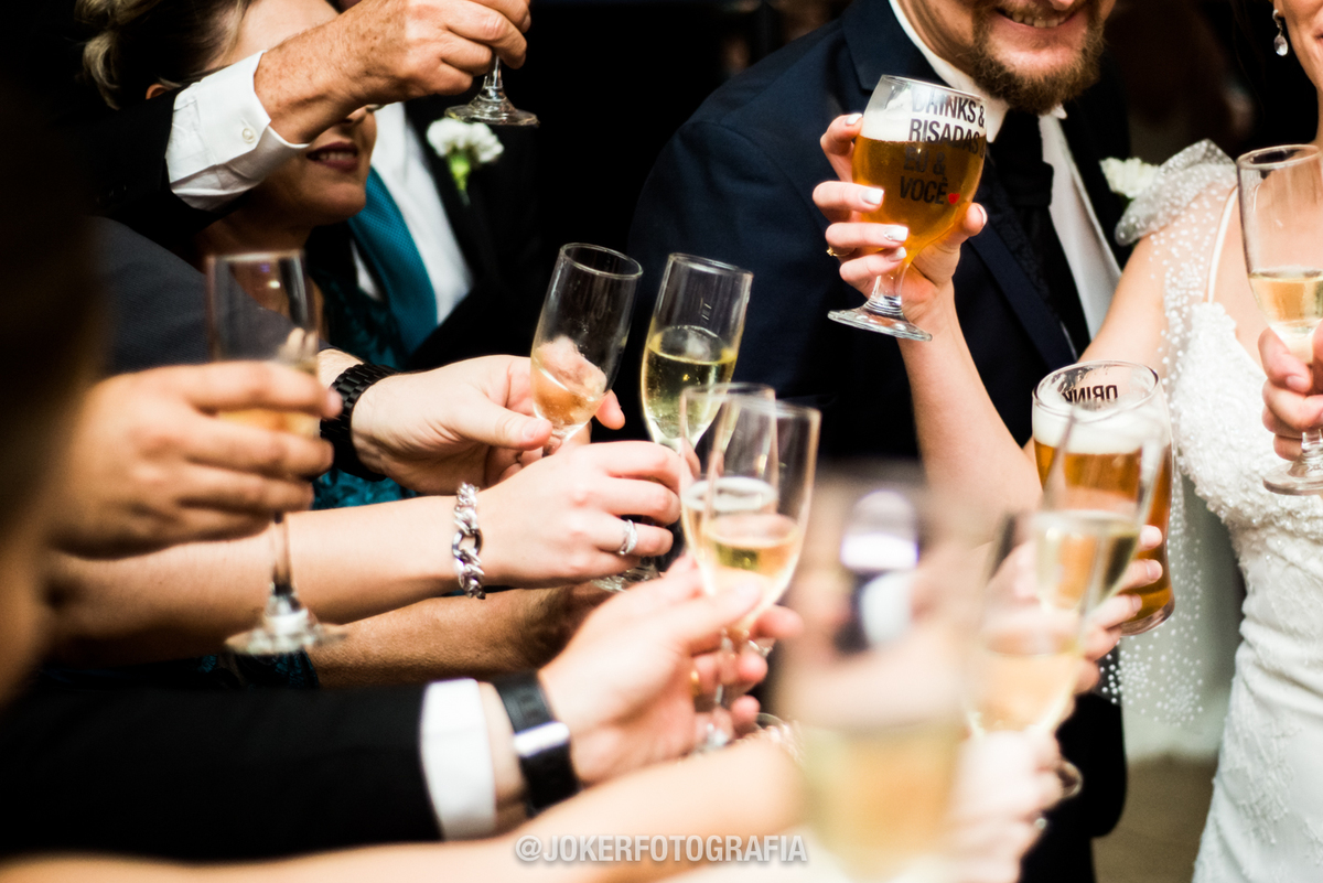 fotografia espontanea de brinde dos noivos