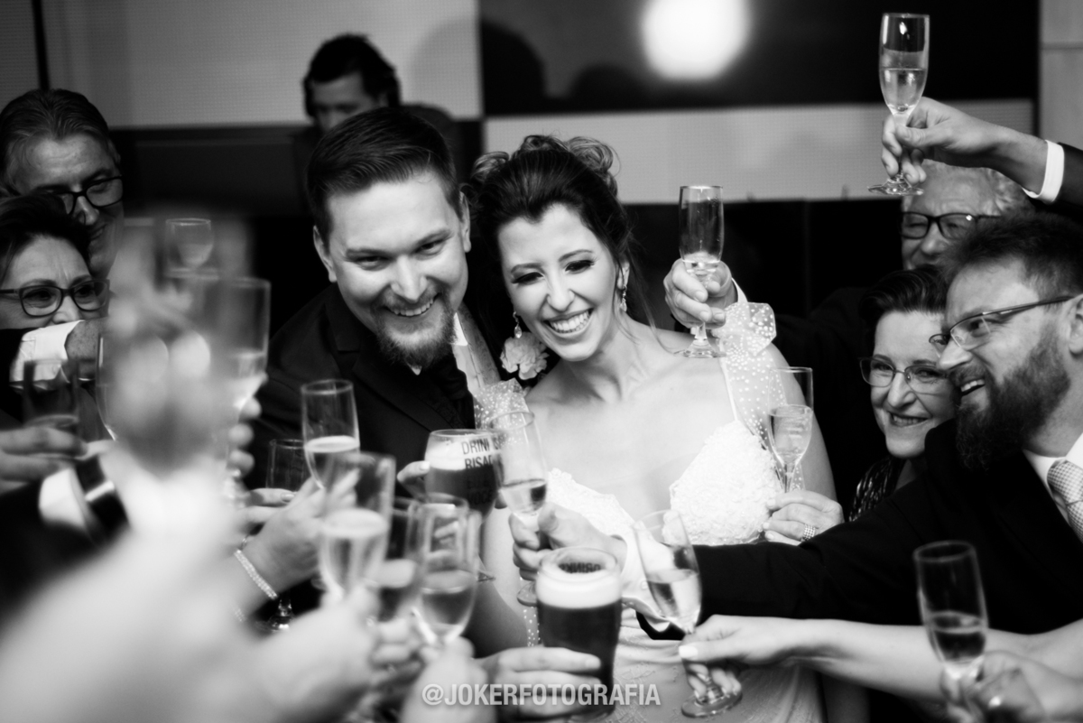 e agora vamos todos brindar os noivos levantem suas taças uhul