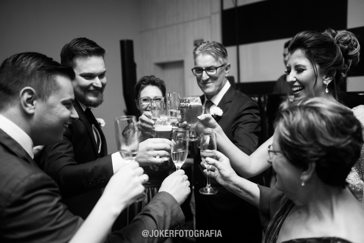 pais dos noivos e padrinhos podem participar do brinde de casamento tambem