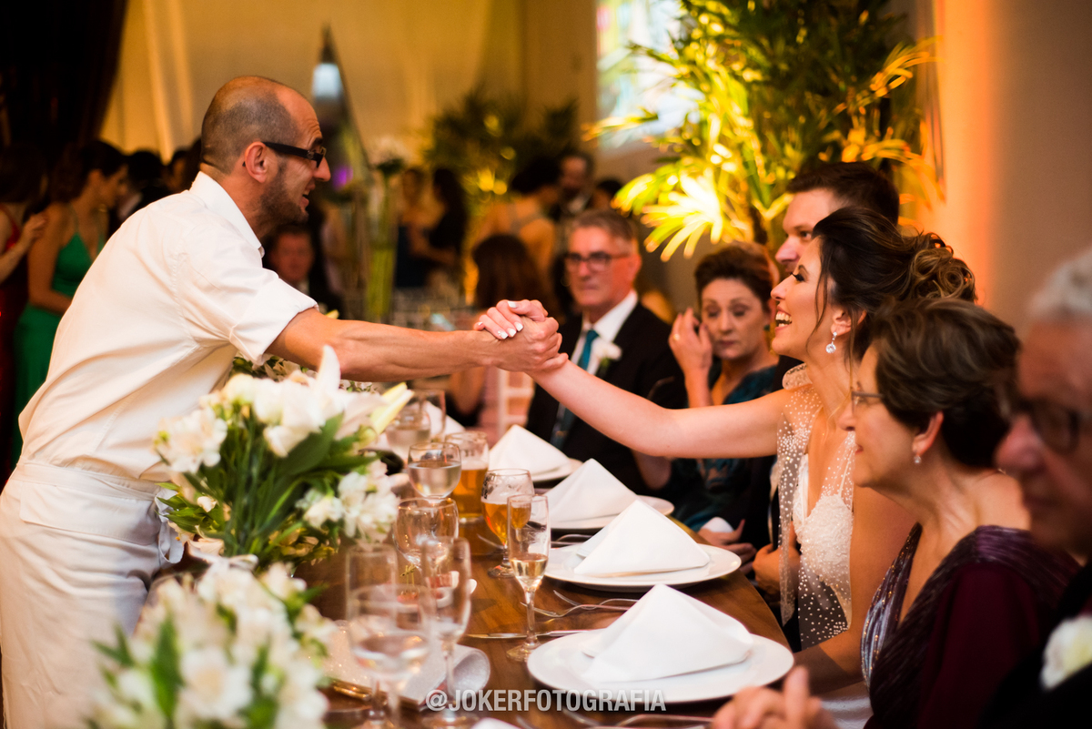 walmir piu é o chef do restaurante piu josé gastronomia e ele mesmo que serve os noivos durante o casamento