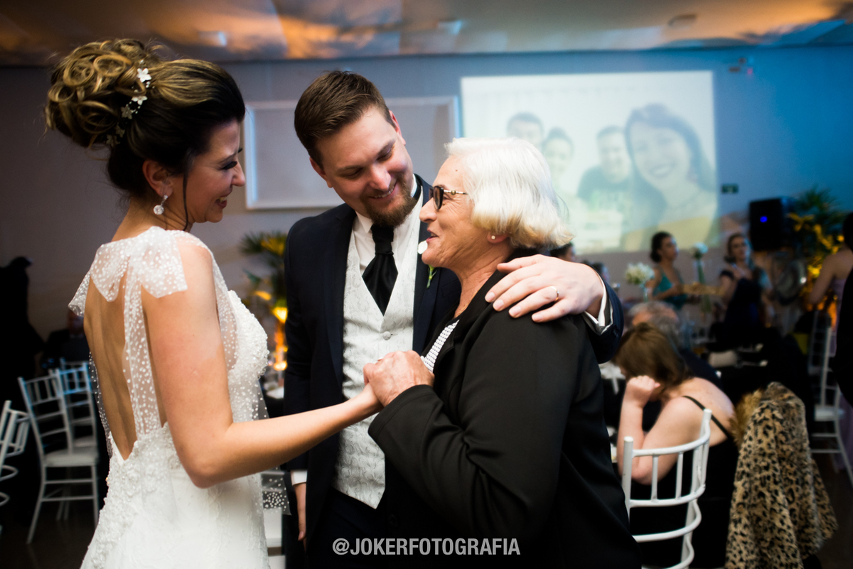 sempre lembre de fazer uma foto com os avós dos noivos pois eles sao os convidados mais importantes e felizes por voces estarem casando