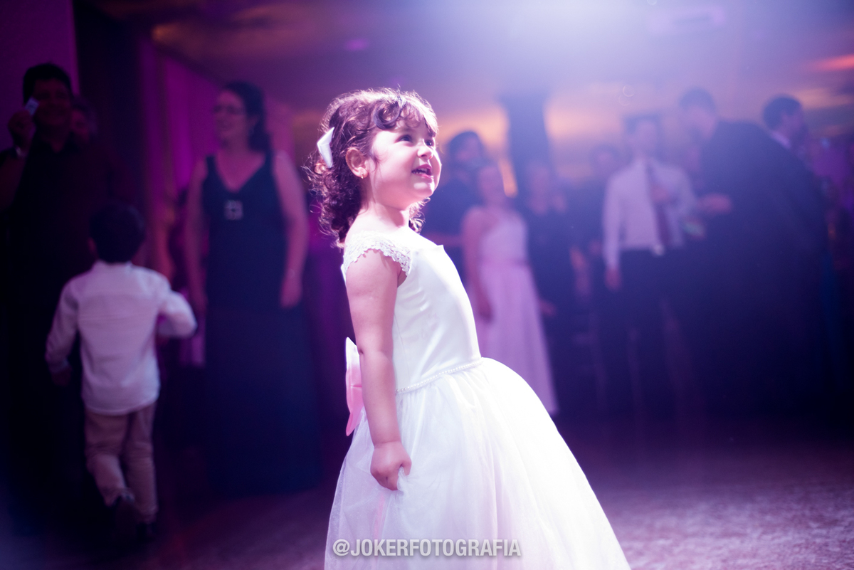 daminha de casamento se divertindo durante a festa