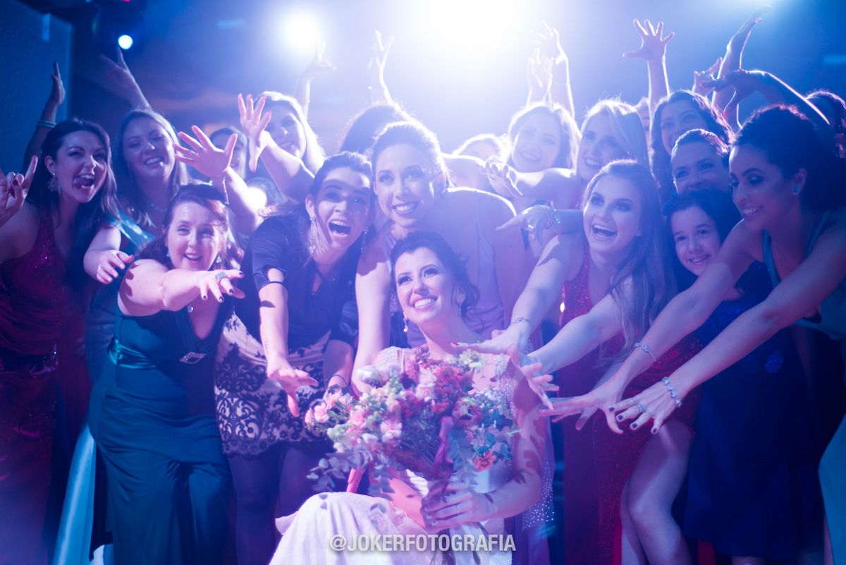 devo jogar o buquet no dia do meu casamento ou apenas entregar para alguem durante a festa