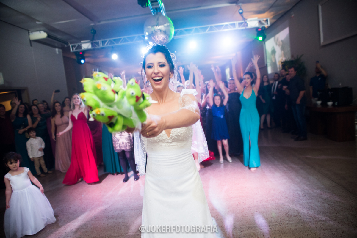 porque nao jogar sapinhos de pelucia ao invez de um buquet para os convidados