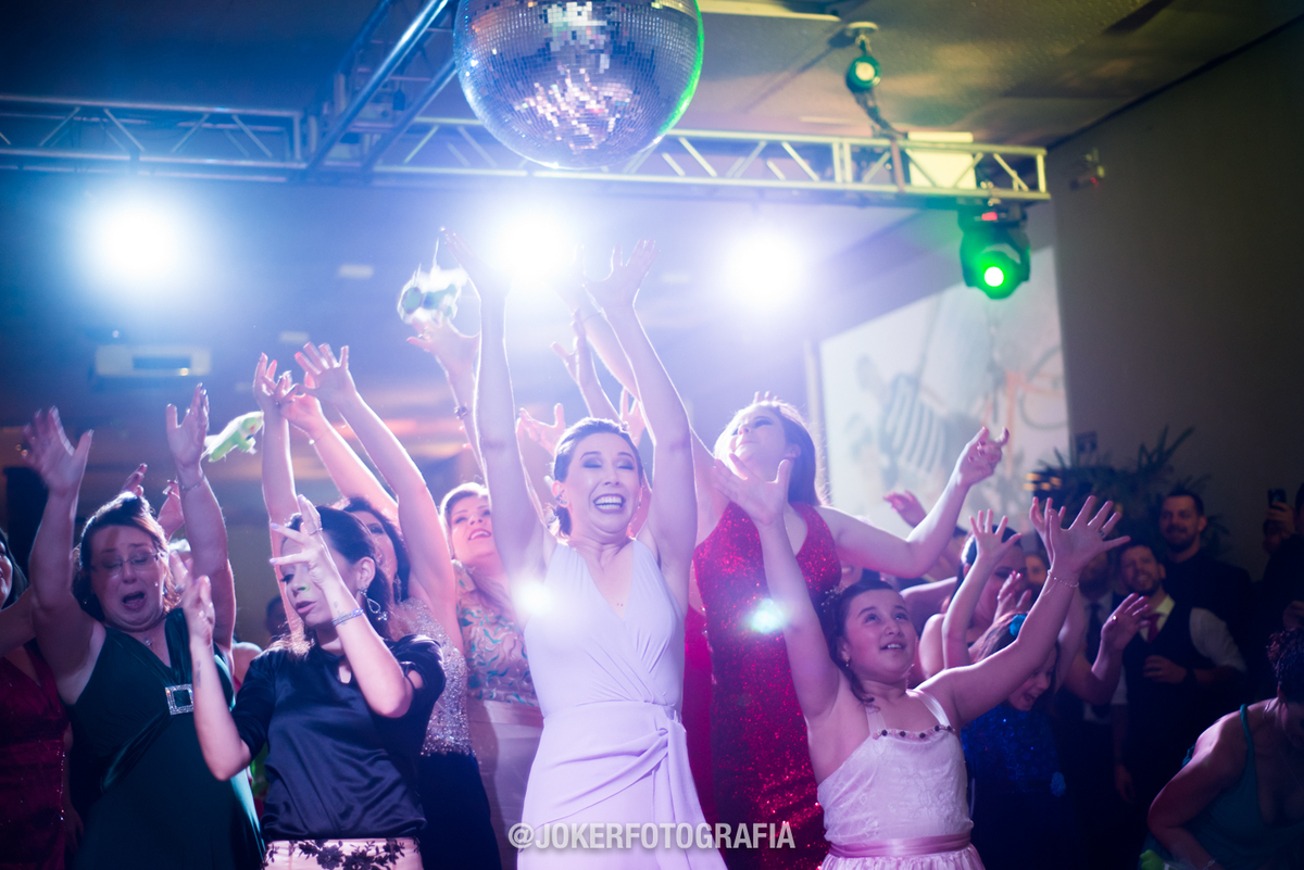 noiva jova o buquet para os convidados e todo mundo se diverte no casamento do ano