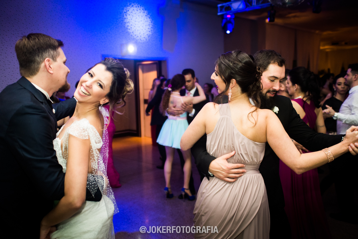chame seus amigos para participar da valsa no inicio da festa de casamento