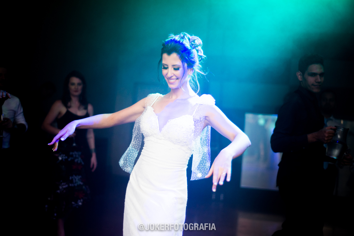 noiva cintia dançando durante a festa de casamento em curitiba
