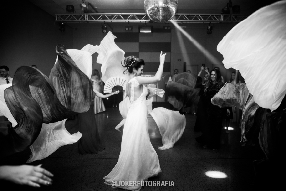 dançarina do ventre faz apresentaçao durante o casamento