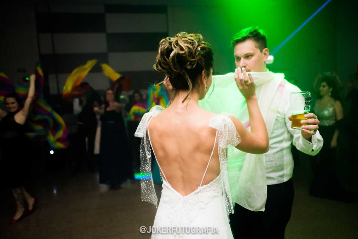 noivos dançando com véu de dança do ventre