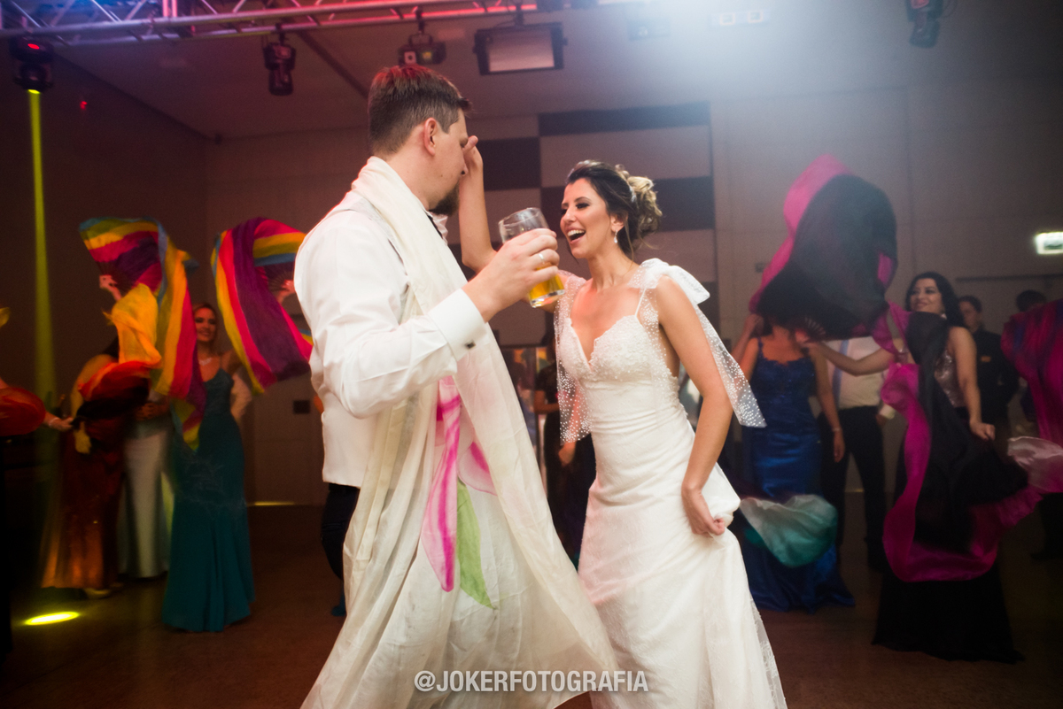 noivos dançando na festa de casamento